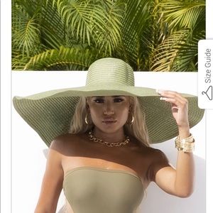 OVERSIZED BEAVH HAT ONE SIZE FITS ALL (BRAND NEW)